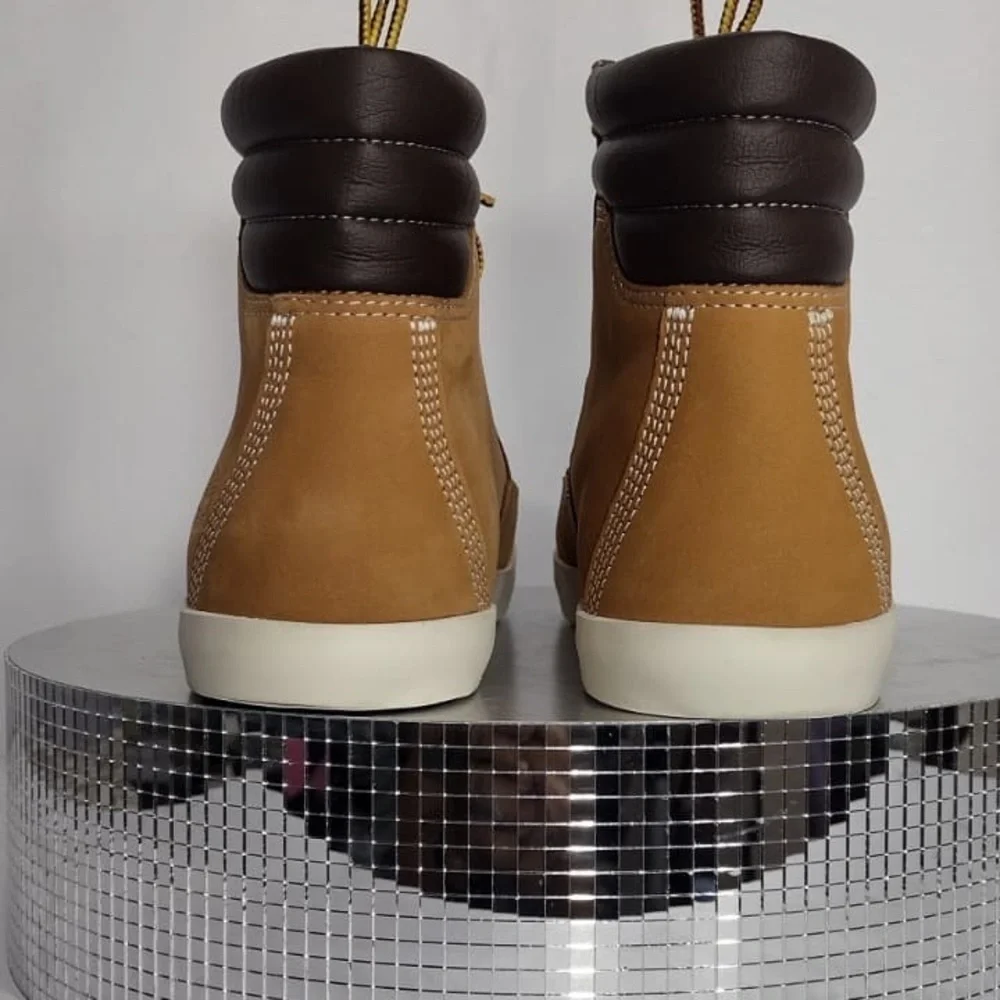 Timberland  Women’s Tan Boots size 8.5 brand new w out box and tags